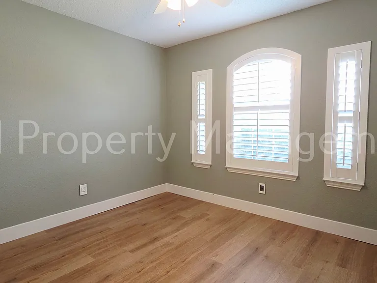 5004 Evergreen Dr — Photo 8