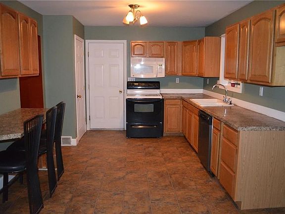 Spacious kitchen w new floor