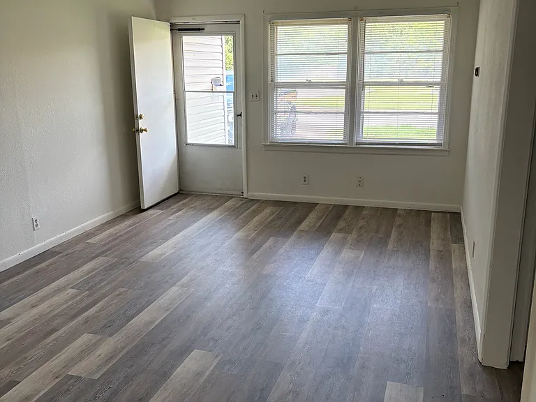 1407 N Pinecrest St — Photo 3