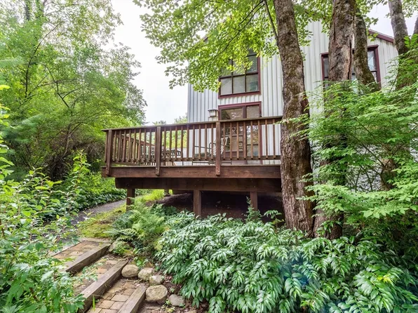 34 Pine Grv, Amherst, MA 01002