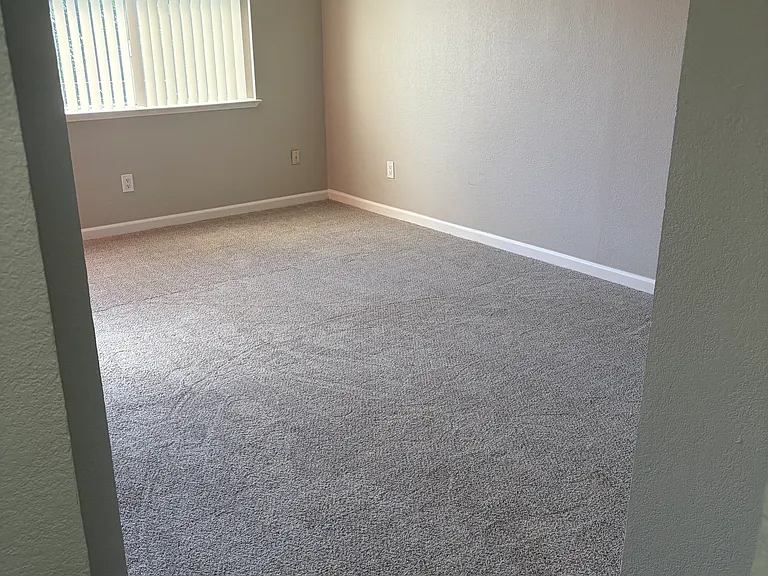 Lincoln Village Apartments — Photo 15