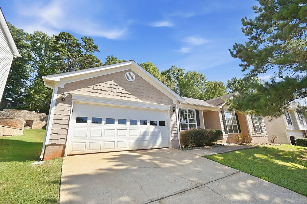 3 bed, 2.0 bath, 1405 sqft, $1,945 — Photo 3