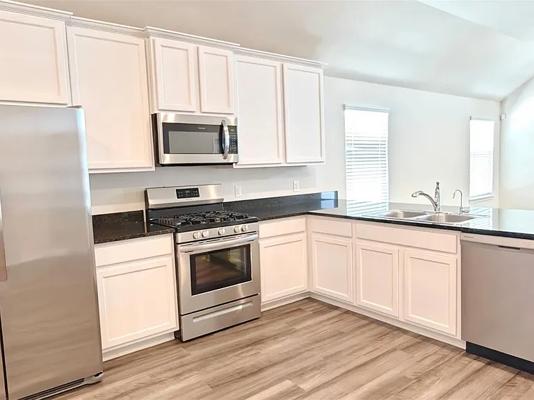 15715 Crosby Hall Dr — Photo 2