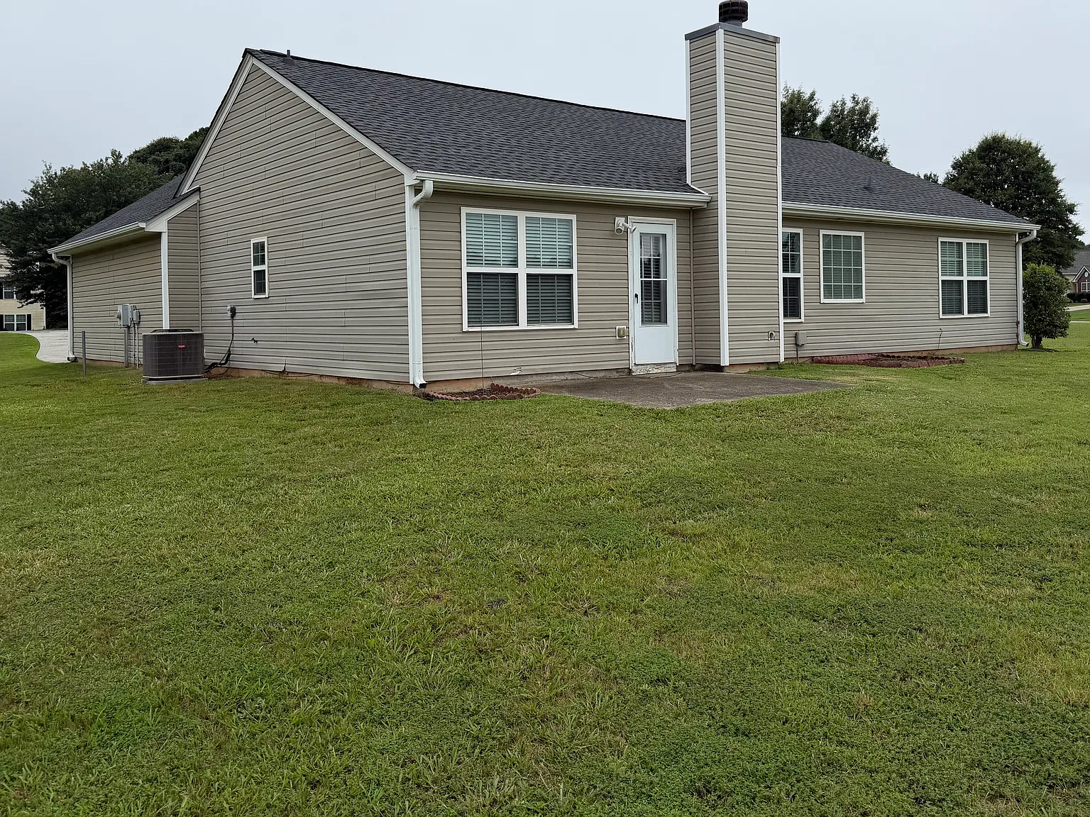3 bed, 1356 sqft, $2,000 — Photo 2