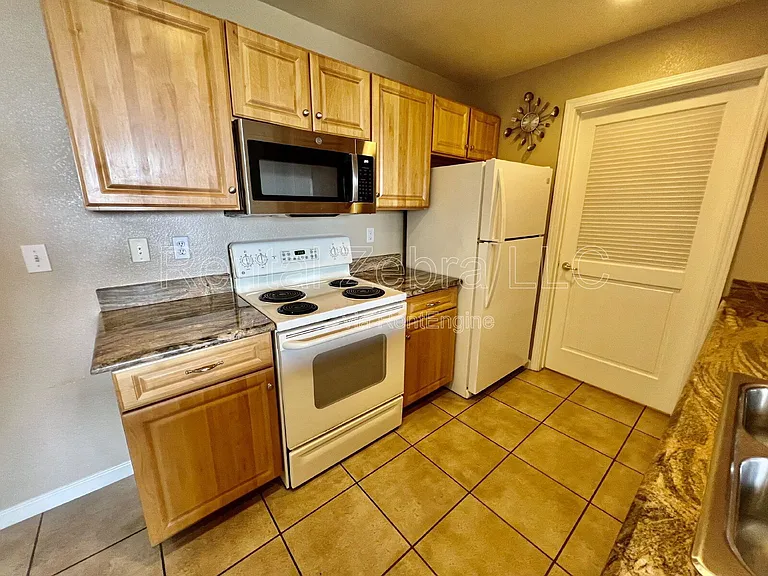1360 Shady Ln — Photo 3