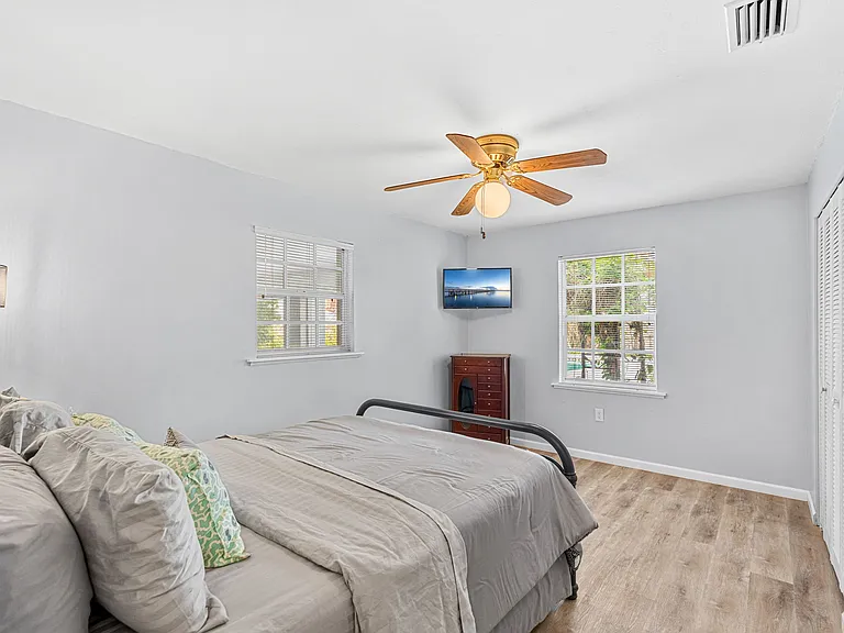 975 Oak St — Photo 49