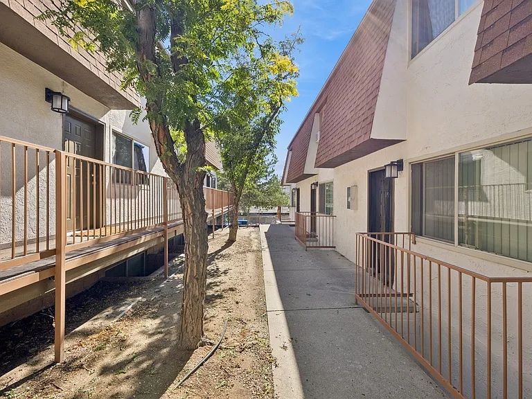 Oak Manor & Angel Street — Photo 12