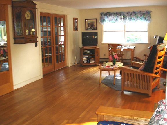 Hardwoods floors in spacious livingroom