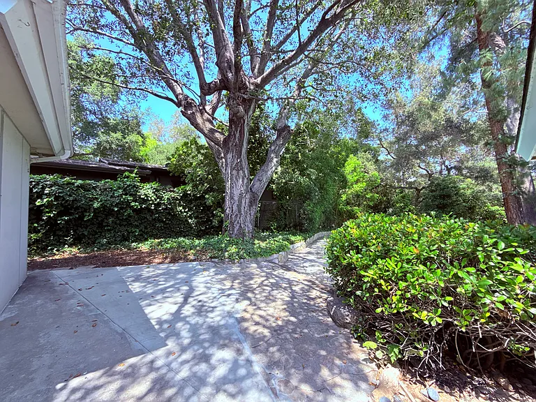 1240 Wellington Ave — Photo 30
