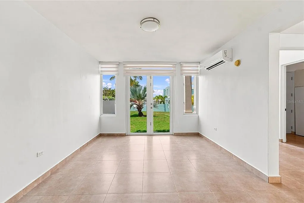 4 bed, 3.5 bath, 4200 sqft, $5,000 — Photo 2