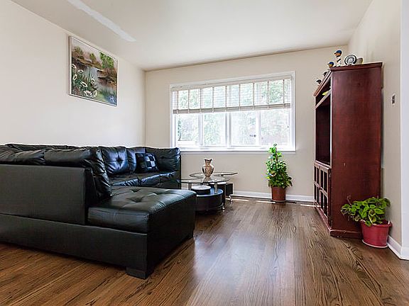 2nd image of 6155 N Sacramento Ave