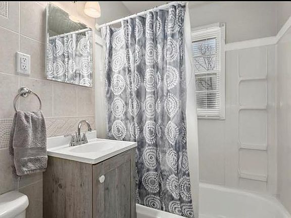 5th image of 9205 Askew Ave