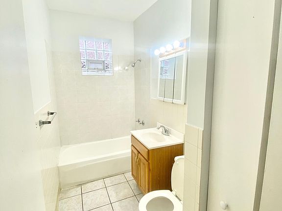 3rd image of 1528 N Avers Ave #1N