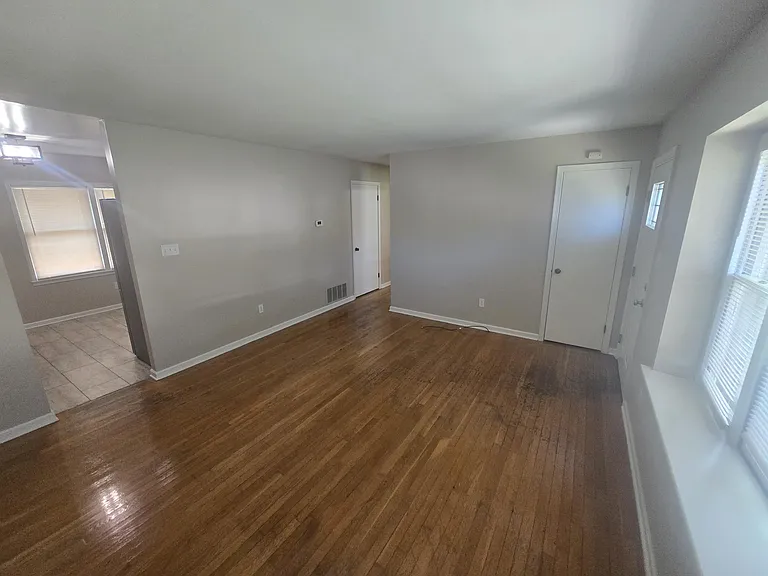 1118 Maywood Dr — Photo 2