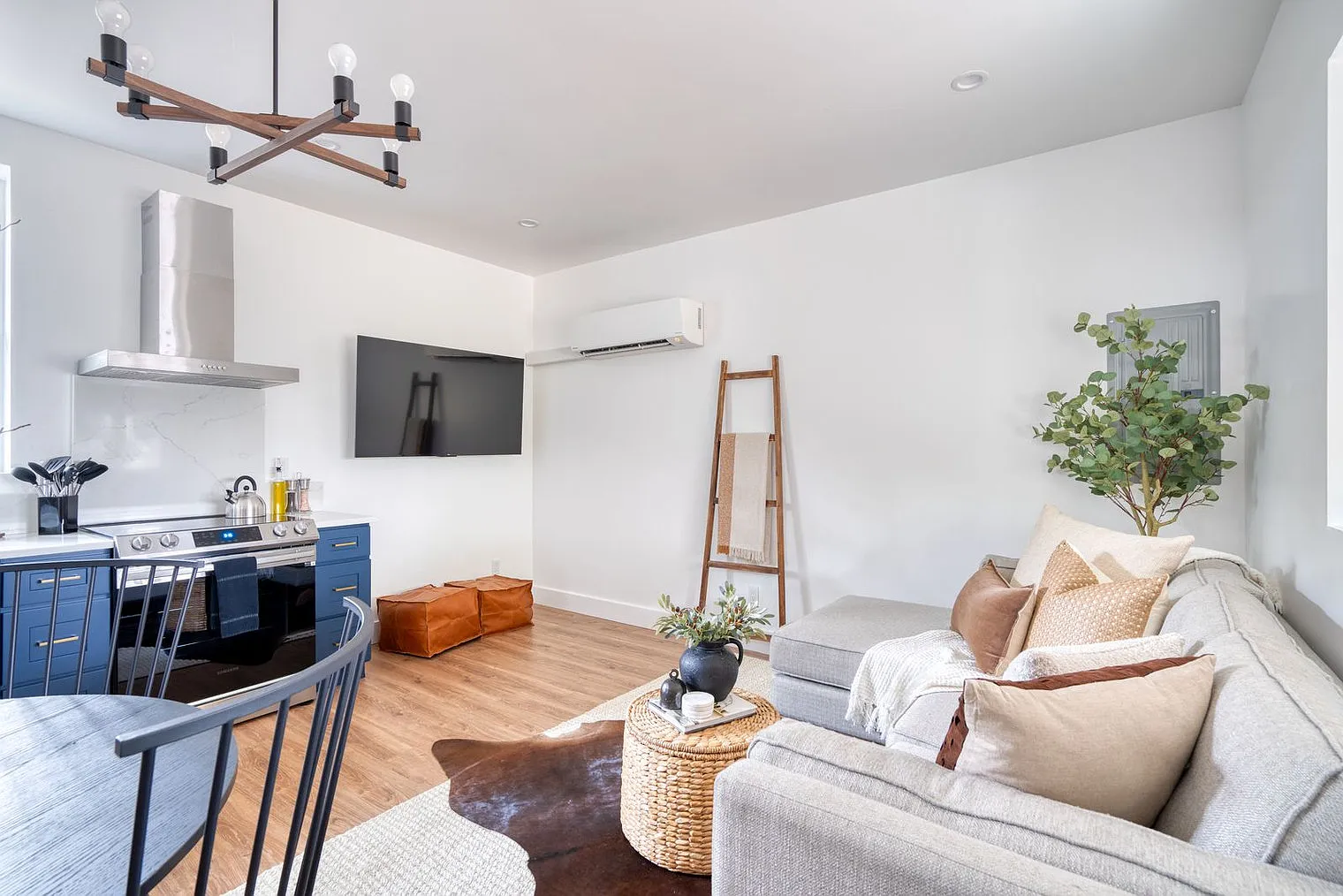 3 bed, 3.0 bath, 1496 sqft, $4,426 — Photo 3