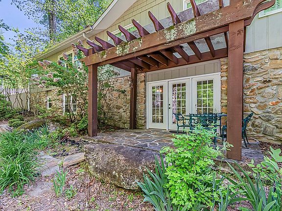 4th image of 464 University Cir