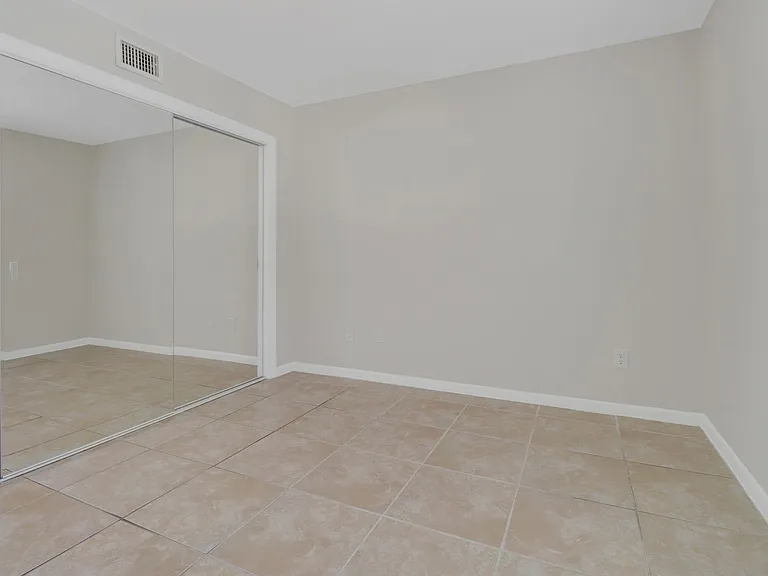 7115 Lakeridge Ct #110 — Photo 17