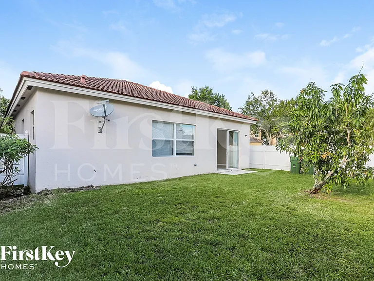 1700 NE 37th Pl — Photo 15