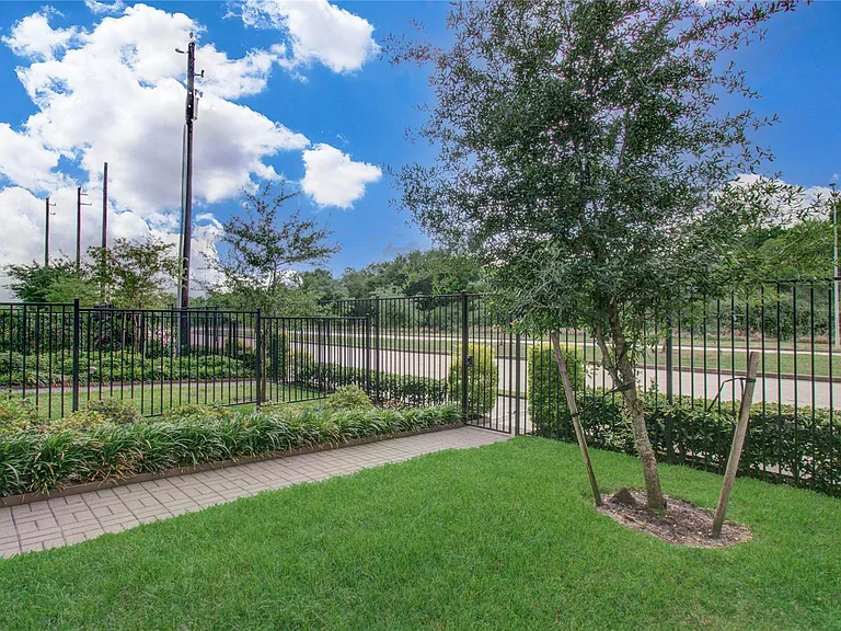2818 Grand Fountains Dr #B — Photo 36
