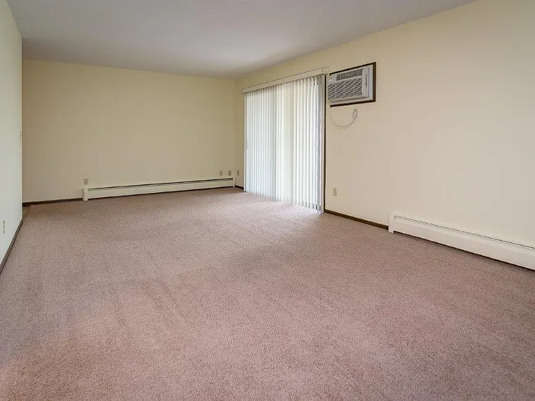 Silver Oaks Court Apartments — Photo 20