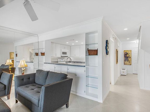 4th image of 300 Harbour Dr APT 501B