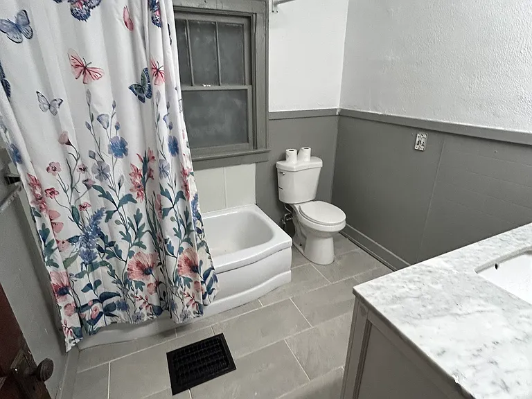 1525 W College Ter — Photo 8