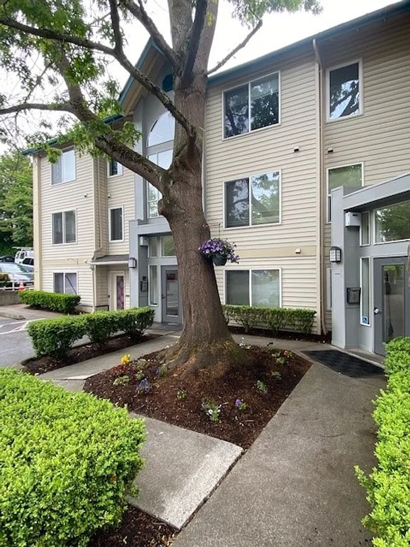 English Gardens Apartments — Photo 1