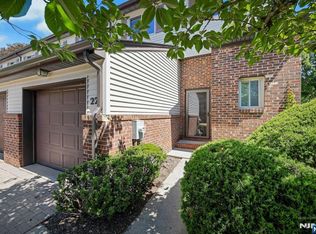 22 Hampton Ct #422, Township Of Washington, NJ 07676
