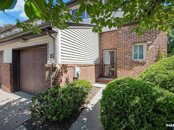 22 Hampton Ct #422, Township Of Washington, NJ 07676