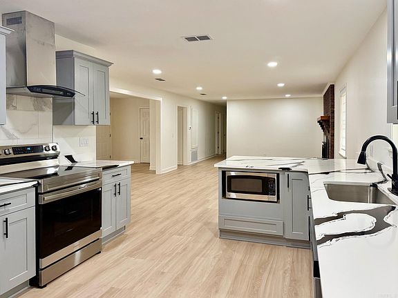 2nd image of 2818 Sylvia St