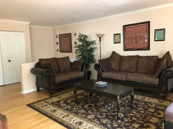 121 Scottsdale Dr, Troy, MI 48084