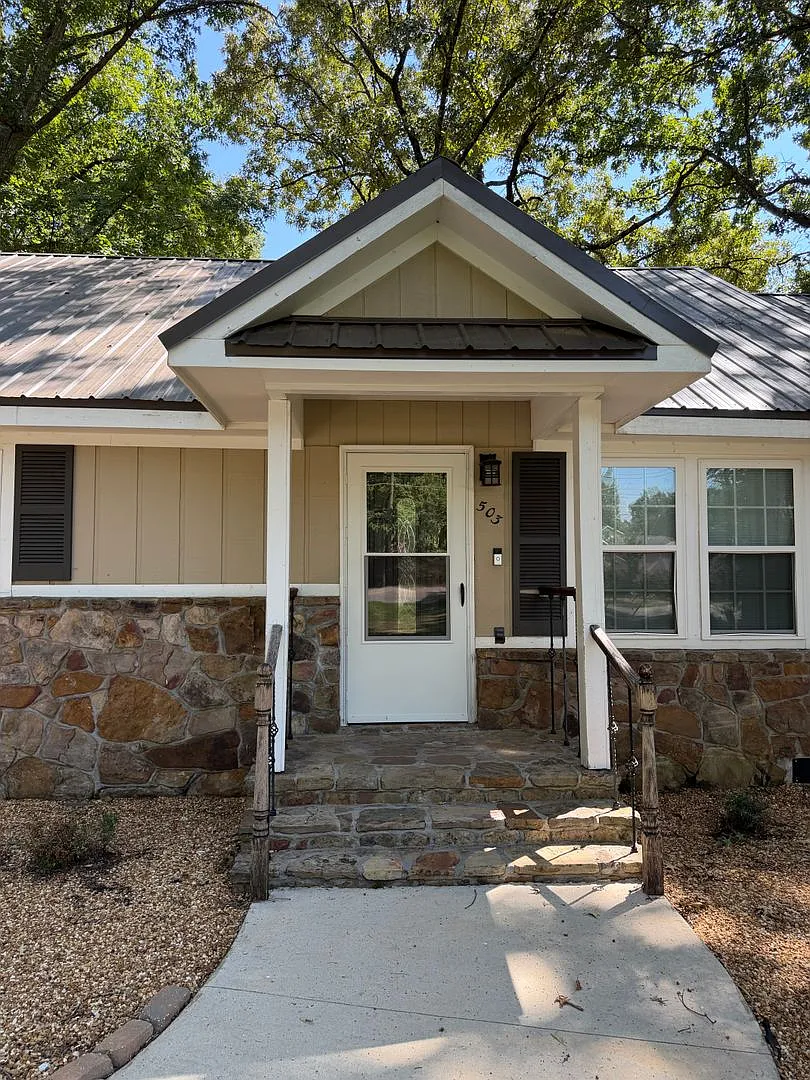 Spacious 3BR Home on Nearly an Acre in Opelika — Photo 4
