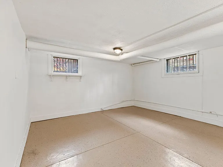 Essex Apartments — Photo 9
