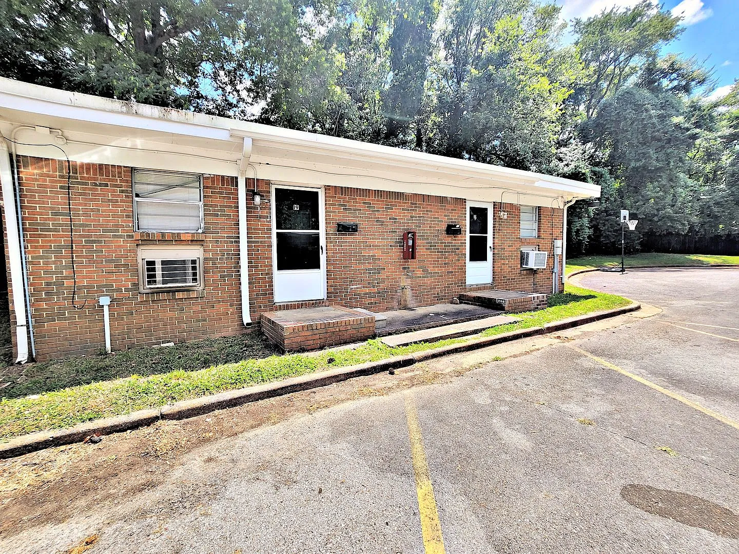 Move In Special! 1BR / 1BA Apartment - Under New Management — Photo 1