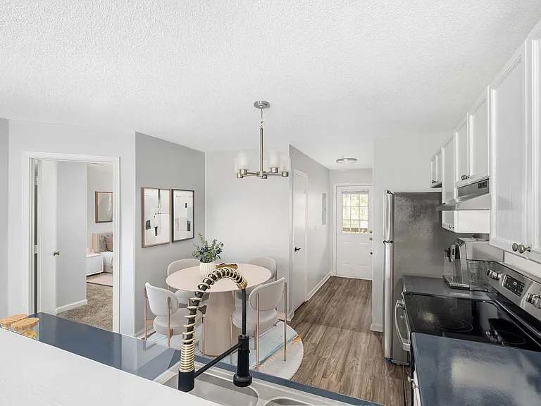 Carlson Bay Luxury Apartments — Photo 34