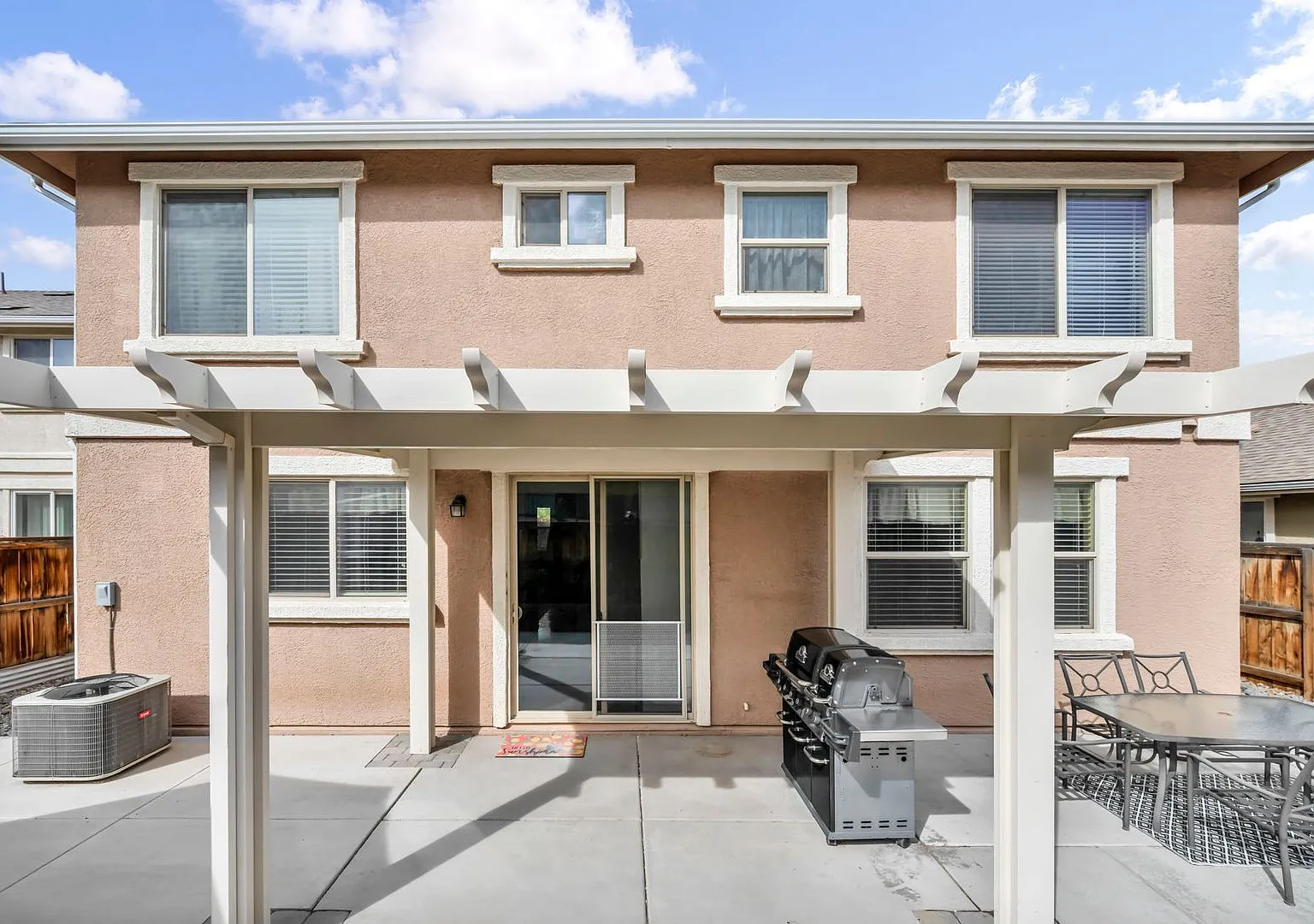 Value-Packed 4 Bedroom Home With Large Walk-In Closets Near Unr — Photo 3