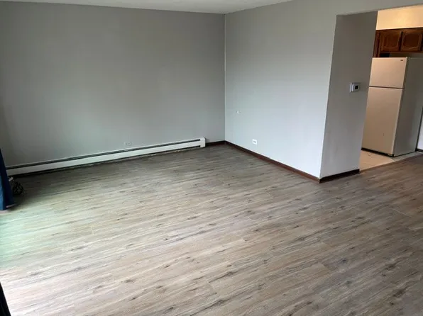 700 W 65th St APT 5, Westmont, IL 60559