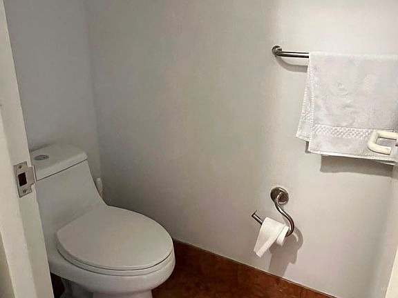 3rd image of 100 Cuttermill Rd APT 3H