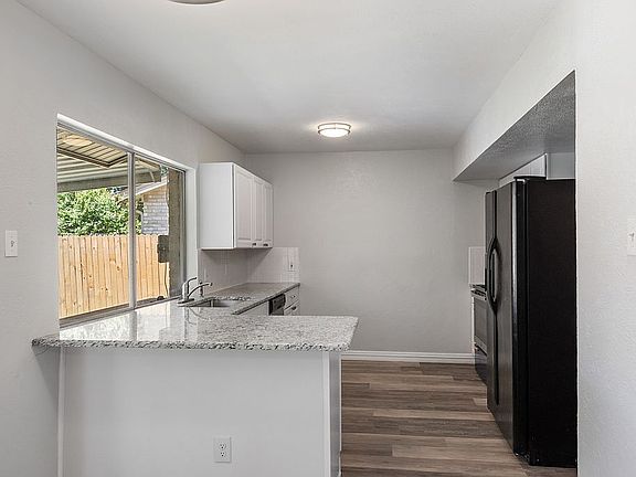 5th image of 1604 Amhurst Dr