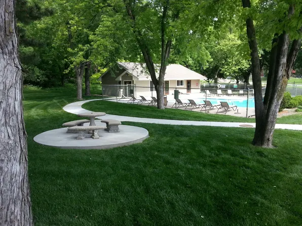 1905 Parkwild Dr #27, Council Bluffs, IA 51503