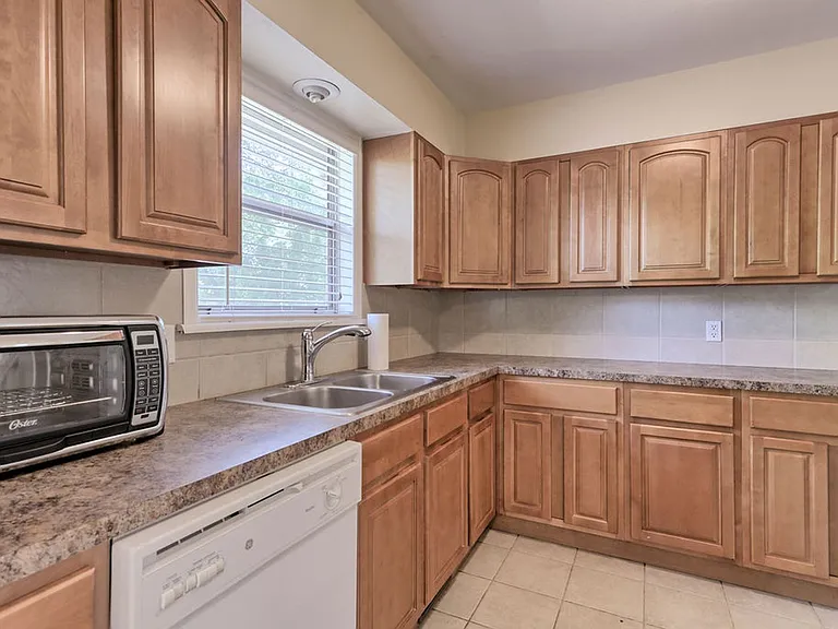1306 Woodcrest Ct — Photo 2