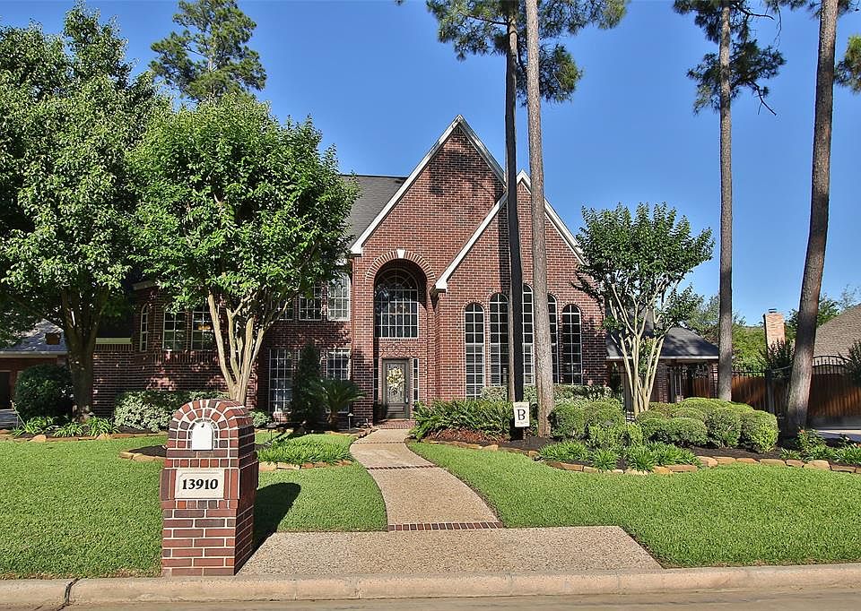 Gorgeous Custom home in Lakewood Oaks Estates
