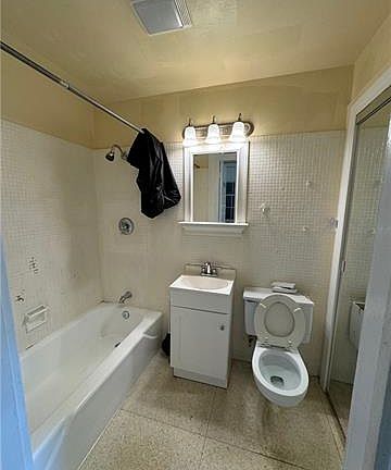 5th image of 931 Governor Nicholls St APT 1A