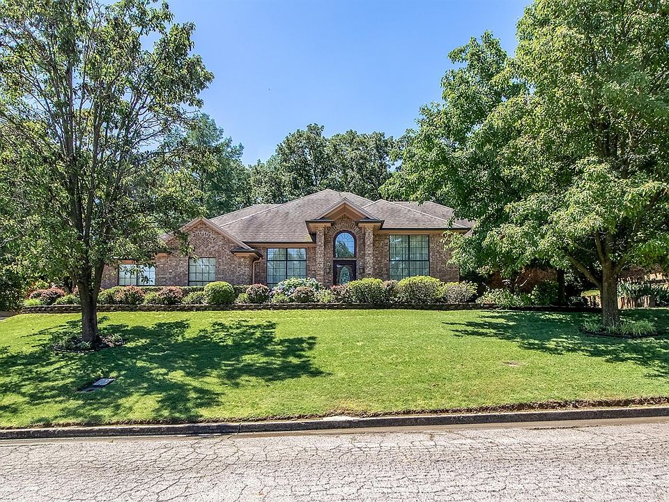 1st image of 932 Crooked Oak Dr