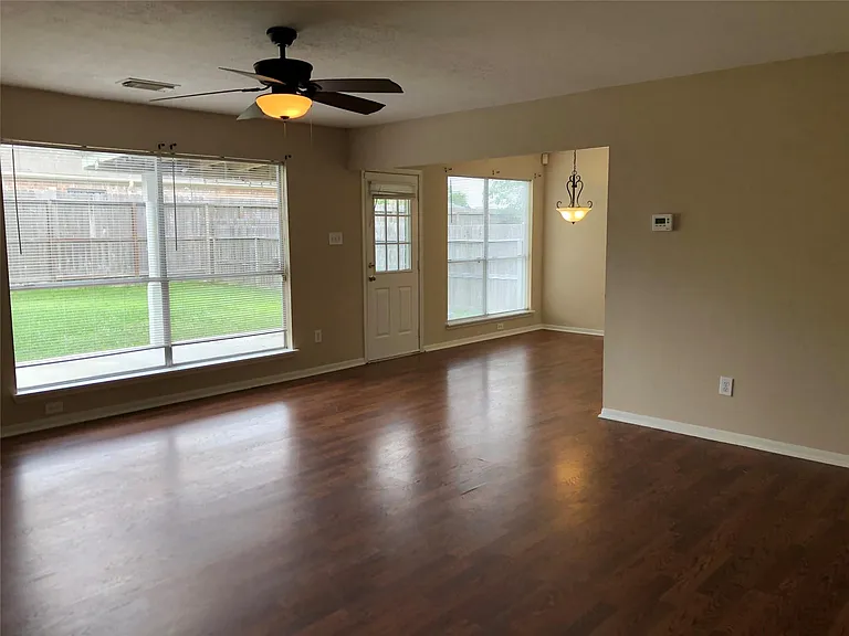 10330 Timberloch Dr — Photo 2