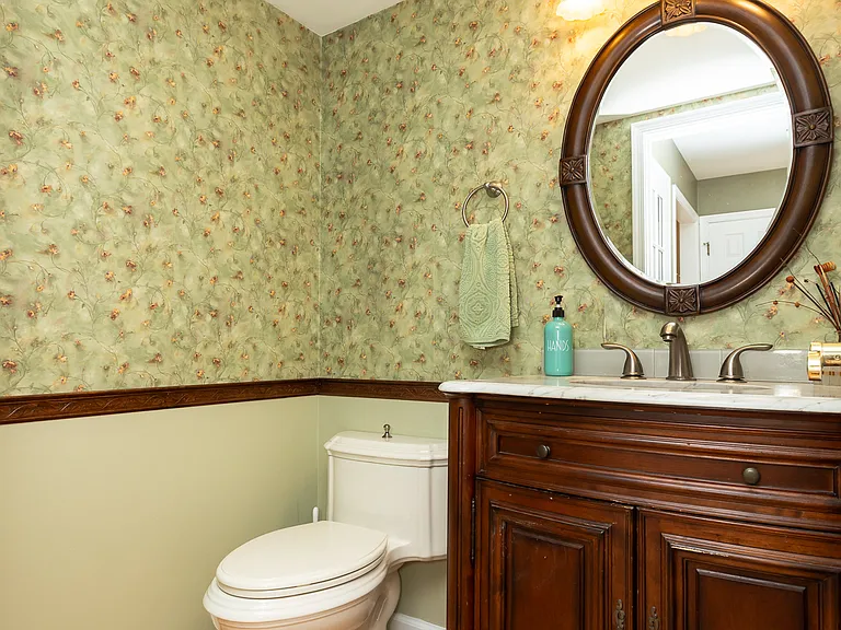 13576 Highland Rd — Photo 38