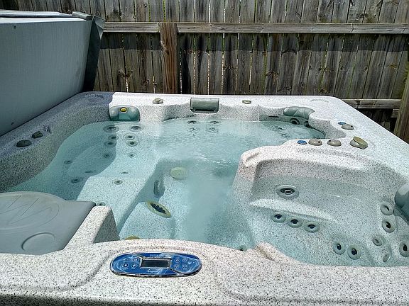 Hot tub private from yard