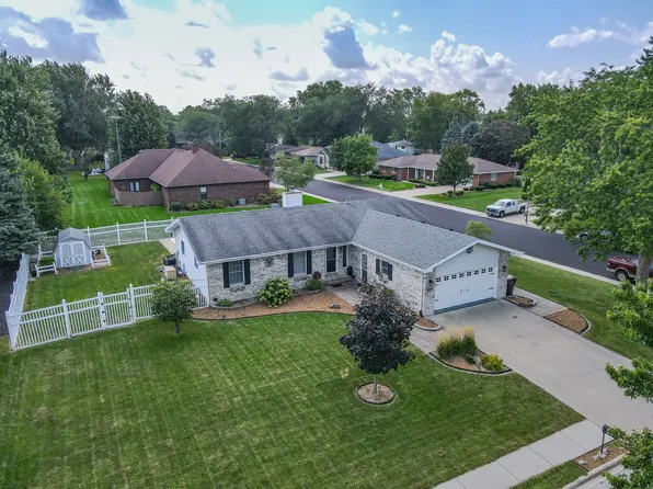 390 W 6th St, Manteno, IL 60950