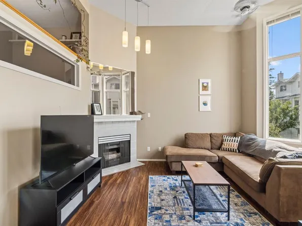 623 N Hawkstone Mnr NW, Calgary, AB T3G 3X2