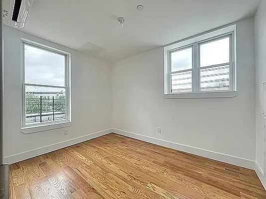 2nd image of 1062 Putnam Ave #4